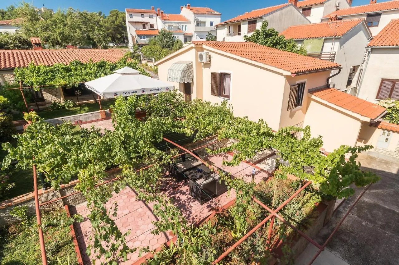 Apartments With Wifi Pula - 13031 0*,  Croatia